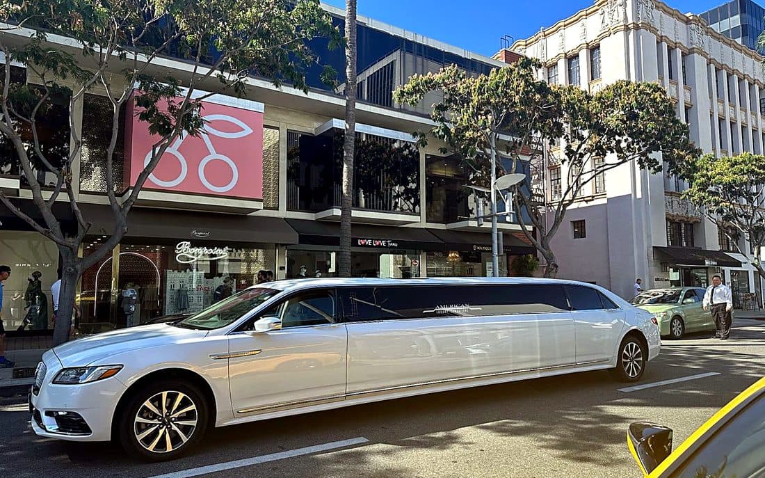 White Lincoln Continental stretch limousine for wine tours