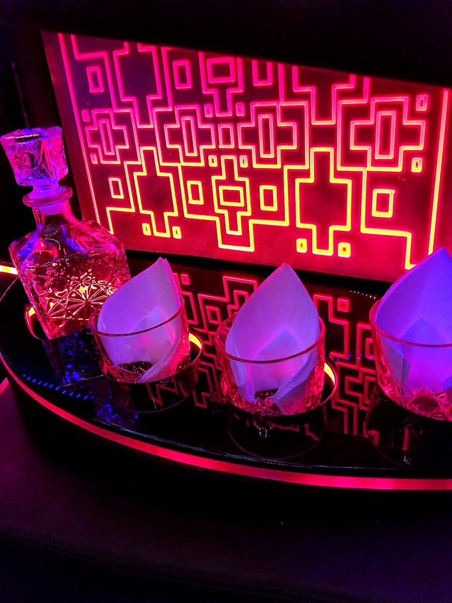 Lincoln Continental stretch limousine interior bar