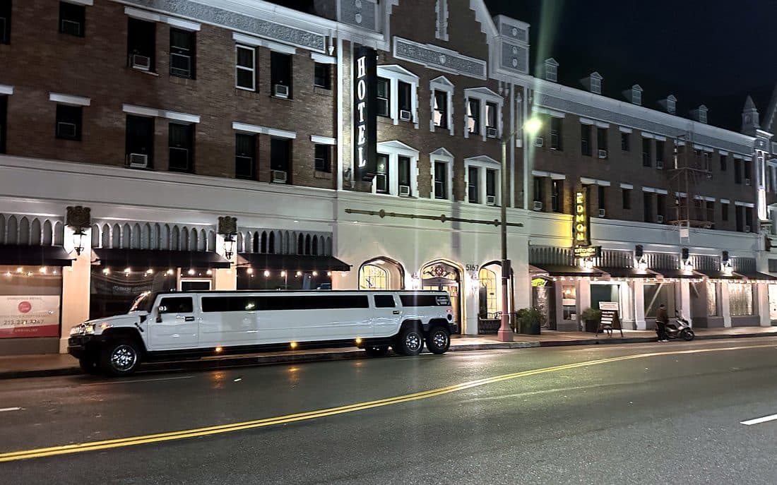 Six-wheel dual-axle Hummer super stretch limousine